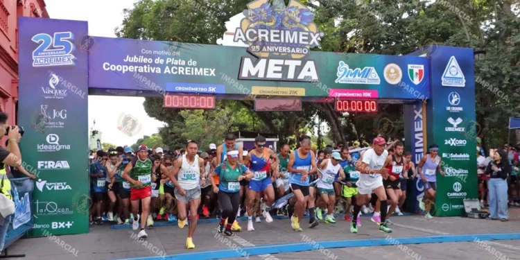 Fotos: Adrián Gaytán // Miles participan en el Medio Maratón de Acreimex, por su 25 aniversario.