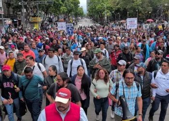 Foto: Cencos 22 // Marcha de regreso de la Secretaría de Gobernación al plantón de la CNTE en la Ciudad de México.
