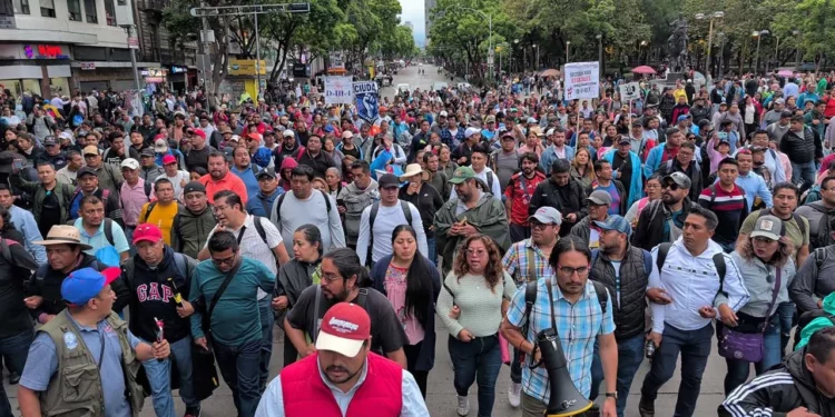 Foto: Cencos 22 // Marcha de regreso de la Secretaría de Gobernación al plantón de la CNTE en la Ciudad de México.