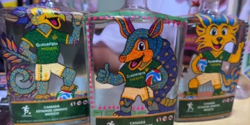 Mezcales artesanales, cartonería, barro negro, textiles y productos gastronómicos forman parte de la oferta de "Casa Hecho en Oaxaca".