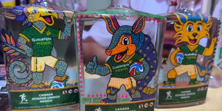 Mezcales artesanales, cartonería, barro negro, textiles y productos gastronómicos forman parte de la oferta de "Casa Hecho en Oaxaca".