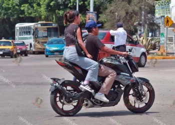Foto: Adrián Gaytán // Nuevo intento por meter en cintura a motociclistas. No llevan casco, ahora irán por regular emisión de contaminantes.