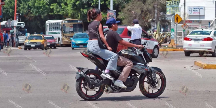 Foto: Adrián Gaytán // Nuevo intento por meter en cintura a motociclistas. No llevan casco, ahora irán por regular emisión de contaminantes.