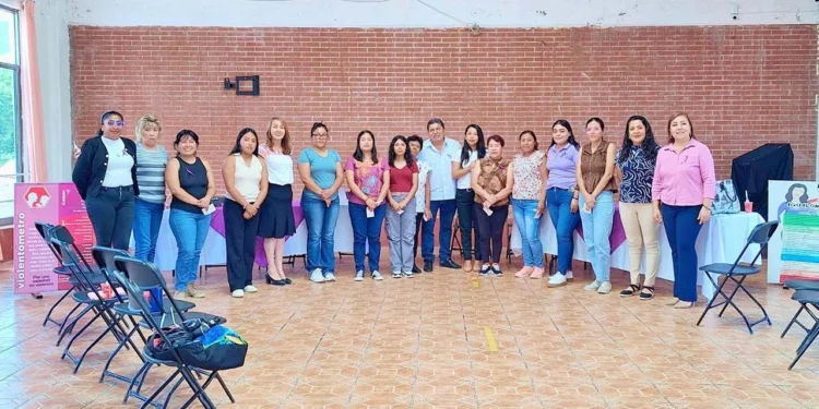 Mujeres de Santiago Huajolotitlán reflexionaron sobre autocuidado y bienestar emocional.