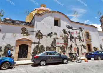 Foto: Adrián Gaytán // Muros de un edificio catalogado usado como lienzo del “arte urbano” en detrimento de la ciudad patrimonio.