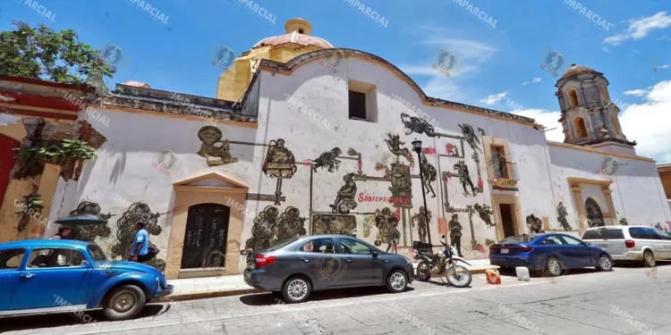 Foto: Adrián Gaytán // Muros de un edificio catalogado usado como lienzo del “arte urbano” en detrimento de la ciudad patrimonio.