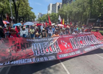 Foto: Cencos 22 // El contingente de la CNTE sobre Paseo de la Reforma previo al enfrentamiento con policías de la Ciudad de México.