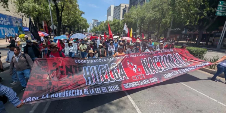 Foto: Cencos 22 // El contingente de la CNTE sobre Paseo de la Reforma previo al enfrentamiento con policías de la Ciudad de México.