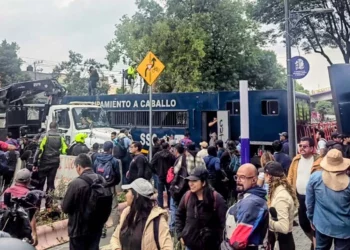 Foto: Cencos 22 // Vallas de policías sobre calzada de Tlalpan para impedir el arribo del magisterio al estadio Azteca.