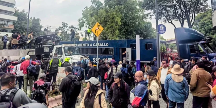 Foto: Cencos 22 // Vallas de policías sobre calzada de Tlalpan para impedir el arribo del magisterio al estadio Azteca.