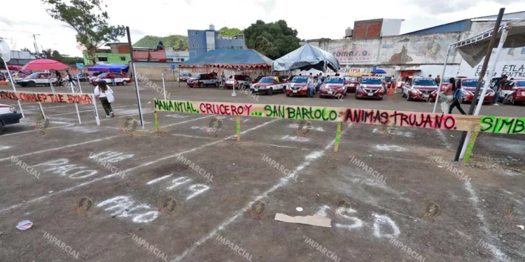 Foto: Adrián Gaytán // Nuevos sitios de taxis en las más desfavorables condiciones.