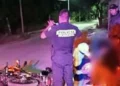 Paramédicos de la CNE brindaron primeros auxilios a la lesionada.