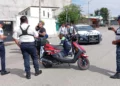 Paramédicos de la Brigada Alfa estabilizan a uno de los motociclistas lesionados.