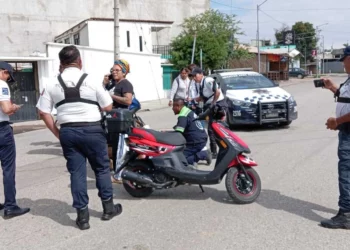 Paramédicos de la Brigada Alfa estabilizan a uno de los motociclistas lesionados.