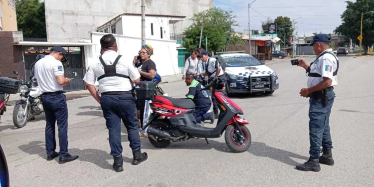Paramédicos de la Brigada Alfa estabilizan a uno de los motociclistas lesionados.