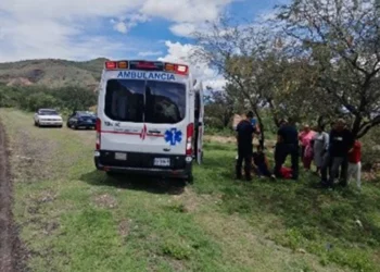 Paramédicos del Heroico Cuerpo de Bomberos valoraron a la copiloto afectada.