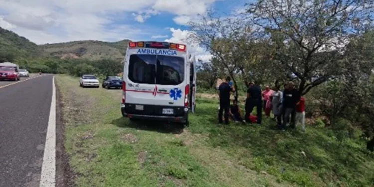 Paramédicos del Heroico Cuerpo de Bomberos valoraron a la copiloto afectada.