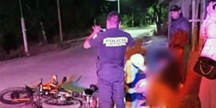 Paramédicos de la CNE brindaron primeros auxilios a la lesionada.