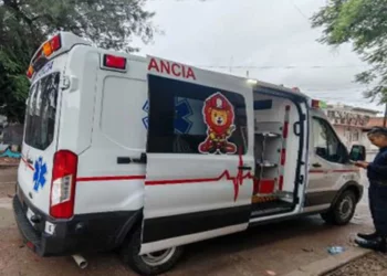 Paramédicos de Bomberos brindan los primeros auxilios a las tripulantes.