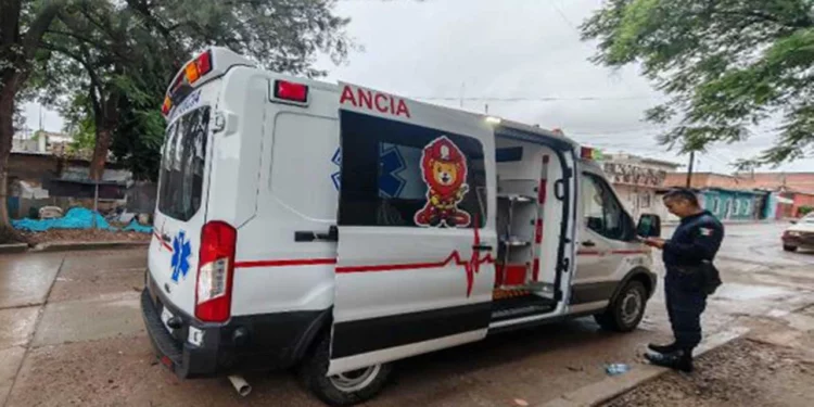 Paramédicos de Bomberos brindan los primeros auxilios a las tripulantes.