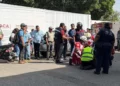 Paramédicos de la Cruz Roja Mexicana estabilizan a la mujer atropellada.