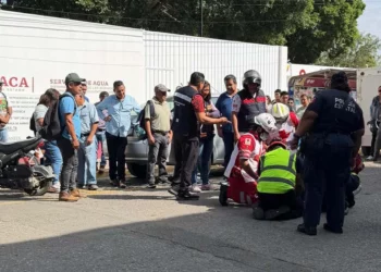 Paramédicos de la Cruz Roja Mexicana estabilizan a la mujer atropellada.