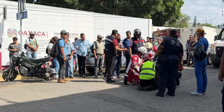 Paramédicos de la Cruz Roja Mexicana estabilizan a la mujer atropellada.