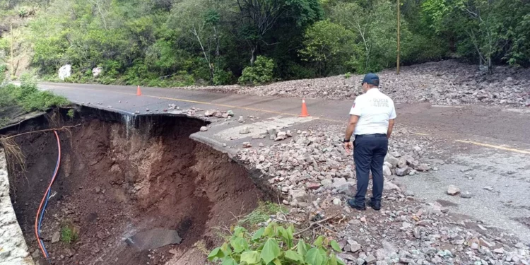 Personal del Centro Oaxaca de la SICT trabaja a marchas forzadas con maquinaria pesada para reparar las afectaciones viales.