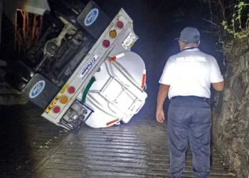 Policías viales custodiaron la camioneta de tres toneladas que volcó en el Cerro del Panteón; el chofer huyó para evadir su responsabilidad.