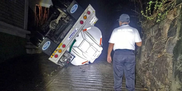 Policías viales custodiaron la camioneta de tres toneladas que volcó en el Cerro del Panteón; el chofer huyó para evadir su responsabilidad.