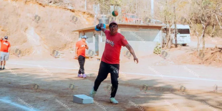 Foto: Leobardo García Reyes // Preparan el Torneo Internacional de Pelota Mixteca.