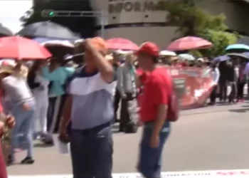 CNTE y normalistas sitian accesos rumbo al Estadio Ciudad de México a horas del inicio del Mundial