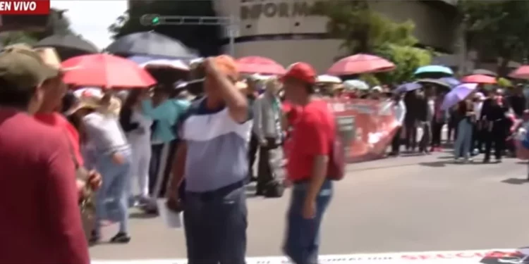 CNTE y normalistas sitian accesos rumbo al Estadio Ciudad de México a horas del inicio del Mundial