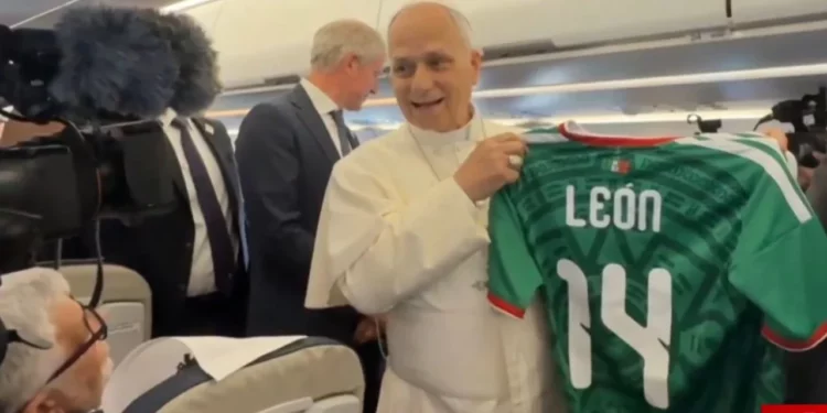 VIDEO | El Papa León XIV recibe la playera de la Selección Mexicana en vísperas del Mundial 2026