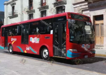 Foto: Adrián Gaytán // Producto de un acto político del gobierno del estado este domingo suspendió el servicio en la mayoría de las rutas del BinniBus afectando a miles de usuarios.