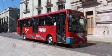 Foto: Adrián Gaytán // Producto de un acto político del gobierno del estado este domingo suspendió el servicio en la mayoría de las rutas del BinniBus afectando a miles de usuarios.