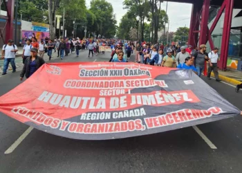 Foto: Cencos 22 // Profesores de la CNTE de nueva cuenta intentaron llegar al Estadio Azteca para afectar el desarrollo del Mundial de Futbol.