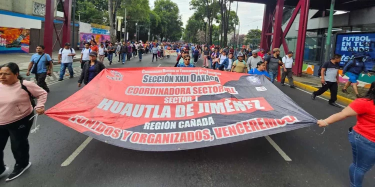 Foto: Cencos 22 // Profesores de la CNTE de nueva cuenta intentaron llegar al Estadio Azteca para afectar el desarrollo del Mundial de Futbol.