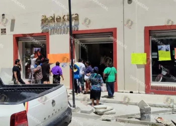 Foto: Adrián Gaytán // Protesta de clientes de Elektra ante un presunto fraude.