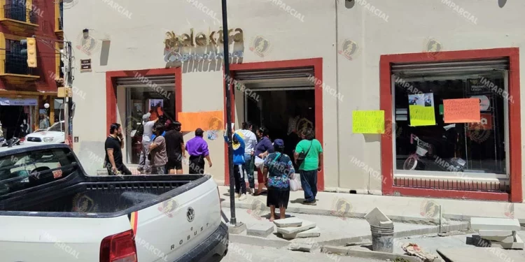 Foto: Adrián Gaytán // Protesta de clientes de Elektra ante un presunto fraude.