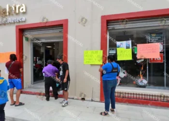 Foto: Adrián Gaytán // Protestas de afectados por presunta suplantación de identidad en Elektra.