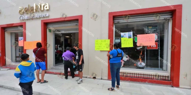 Foto: Adrián Gaytán // Protestas de afectados por presunta suplantación de identidad en Elektra.