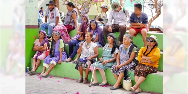 Foto: Gobierno de Oaxaca // Que realizan consultas a comunidades afectadas por el paso del acueducto de la presa Mujer Solteca.