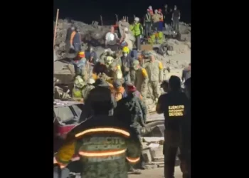 VIDEO | ¡Milagro entre los escombros! Mexicanos rescatan con vida a niño de 11 años tras 72 horas atrapado bajo escombros
