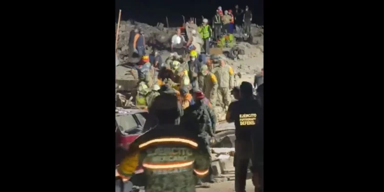 VIDEO | ¡Milagro entre los escombros! Mexicanos rescatan con vida a niño de 11 años tras 72 horas atrapado bajo escombros