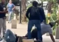 VIDEO | Joven es apuñalado al defender a una mujer de un asalto en Candiani; vecinos someten al presunto agresor