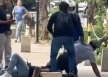 VIDEO | Joven es apuñalado al defender a una mujer de un asalto en Candiani; vecinos someten al presunto agresor