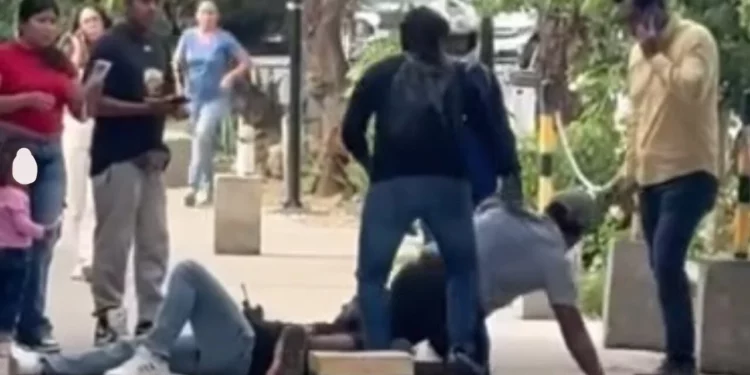 VIDEO | Joven es apuñalado al defender a una mujer de un asalto en Candiani; vecinos someten al presunto agresor