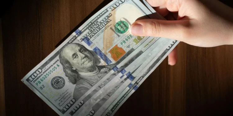 ¿Cuánto dinero entró a México por remesas? Banxico reporta crecimiento de 3.7% en abril
