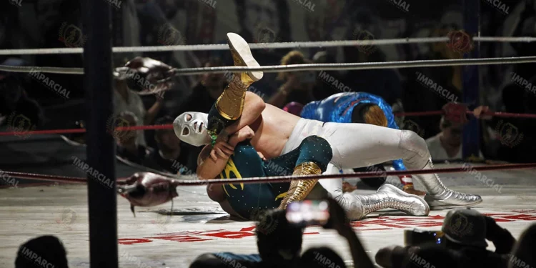 Fotos: Jorge Luis Plata // Santo Jr. vence al Hijo de Fishman.